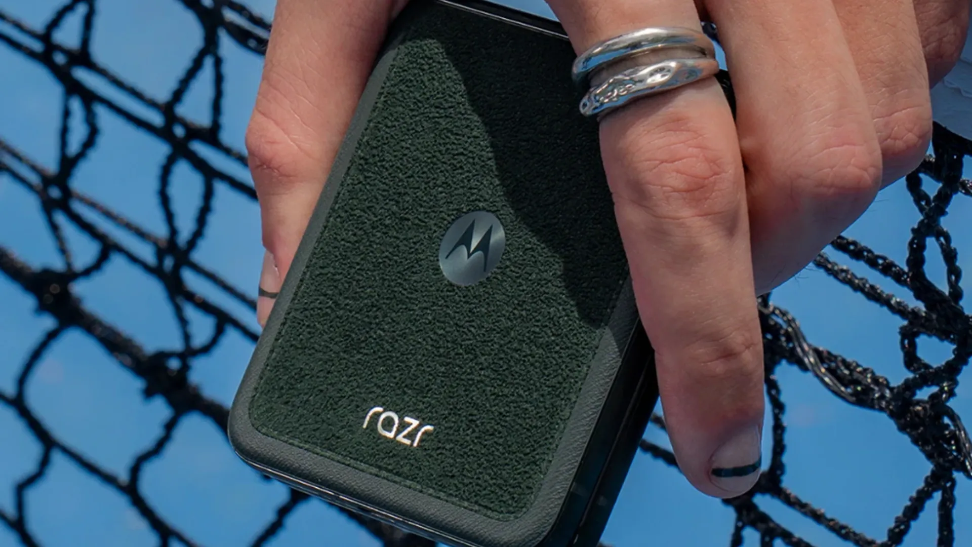 Motorola Razr Ultra (2025) màu Scarab với mặt lưng chất liệu giả da lộn