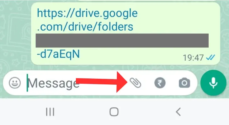 Mũi tên chỉ vào nút đính kèm trong WhatsApp cho Android