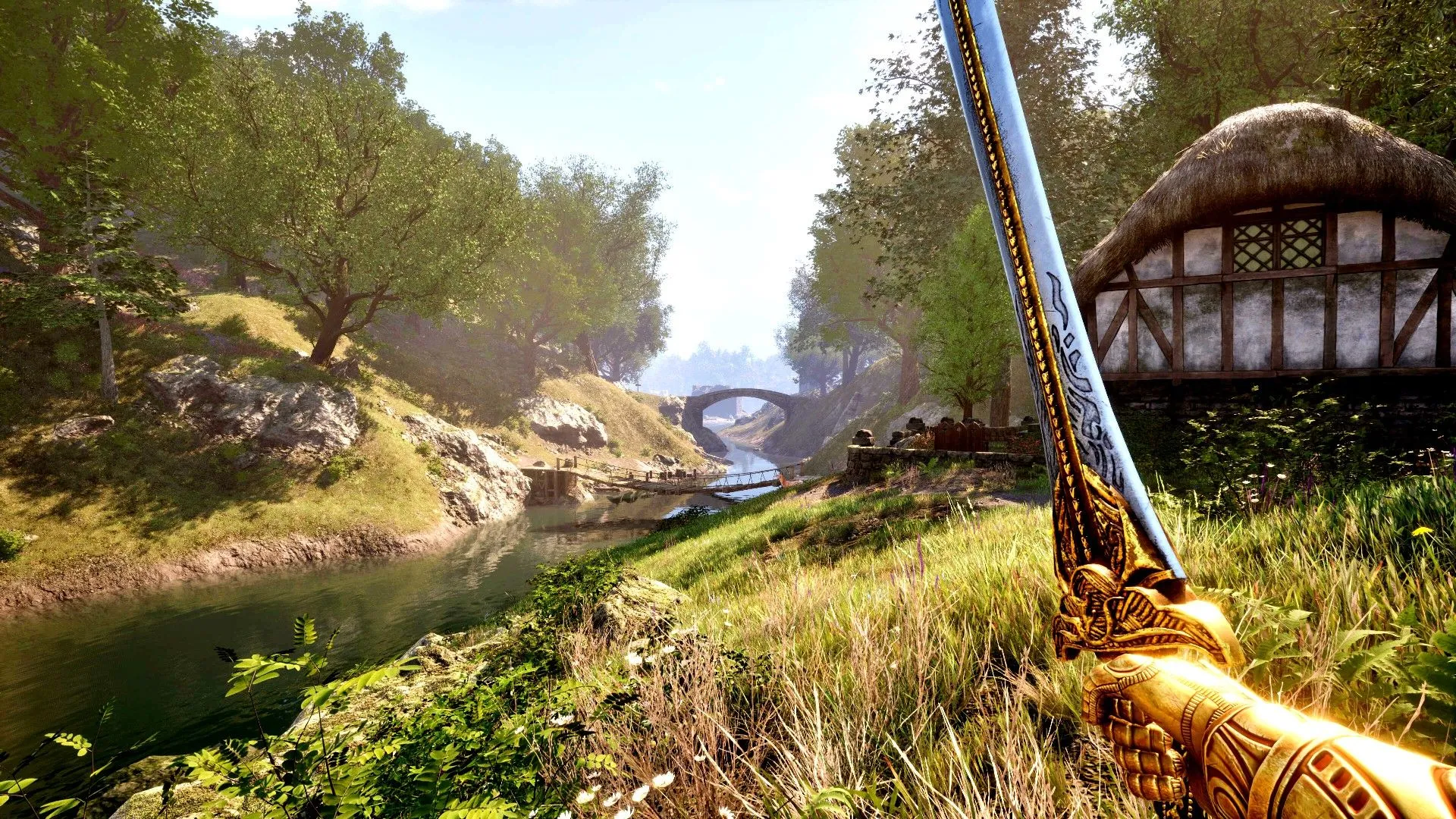 Người chơi cầm kiếm đứng bên bờ sông ngắm cảnh nhà trong The Elder Scrolls IV Oblivion Remastered.