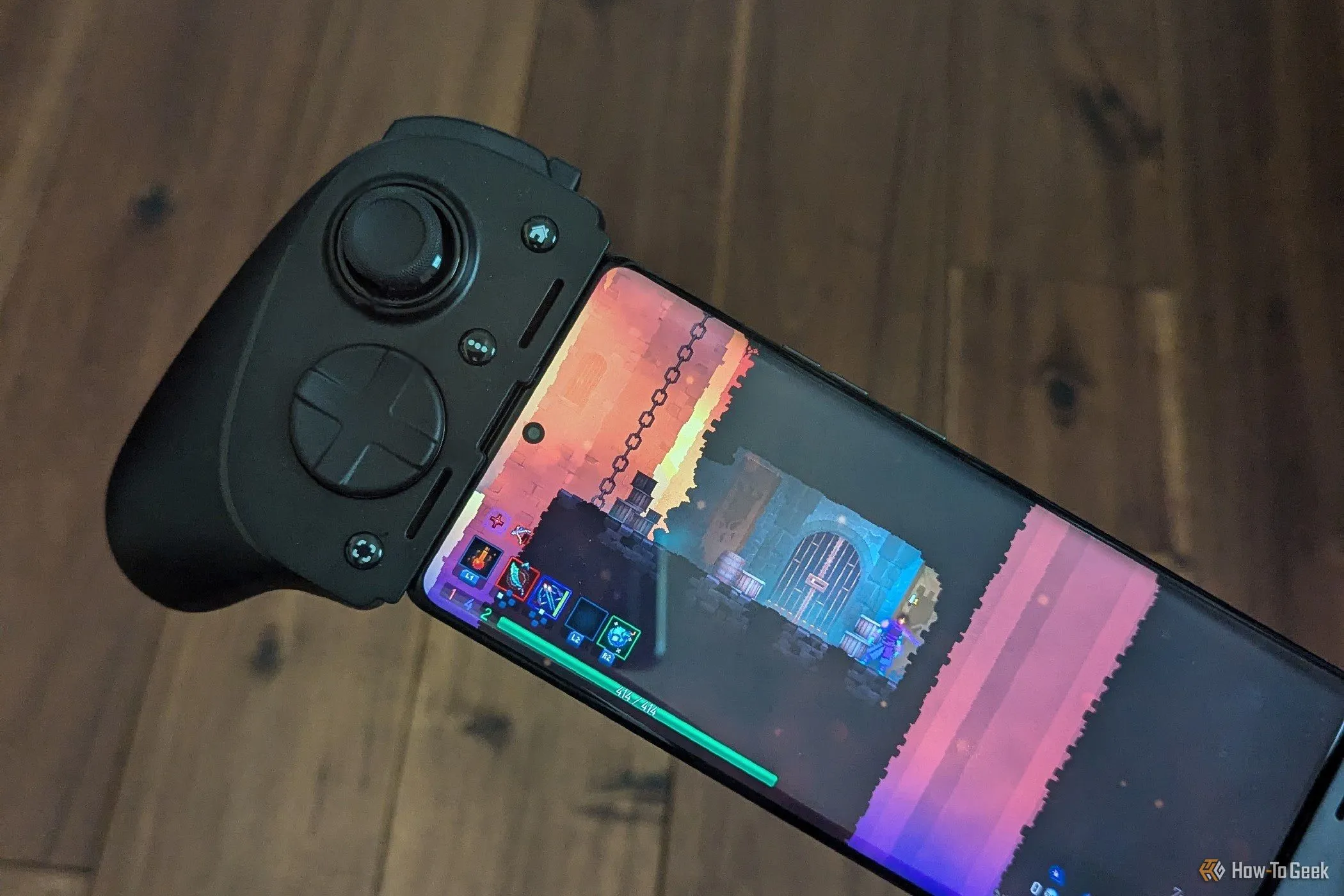 Người chơi đang sử dụng Razer Kishi Ultra kết hợp với Moto Edge+ 2023 để chơi Dead Cells.