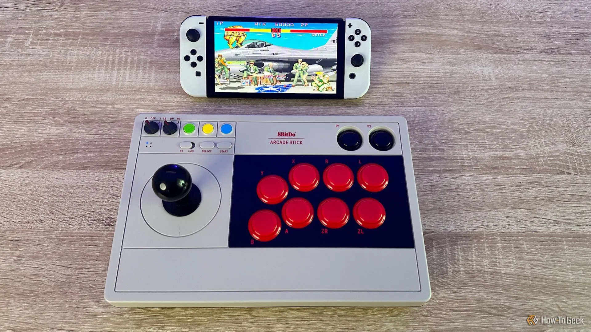 Người chơi đang sử dụng tay cầm 8BitDo Arcade Stick cho Switch để chơi Street Fighter 2 trên Nintendo Switch OLED.