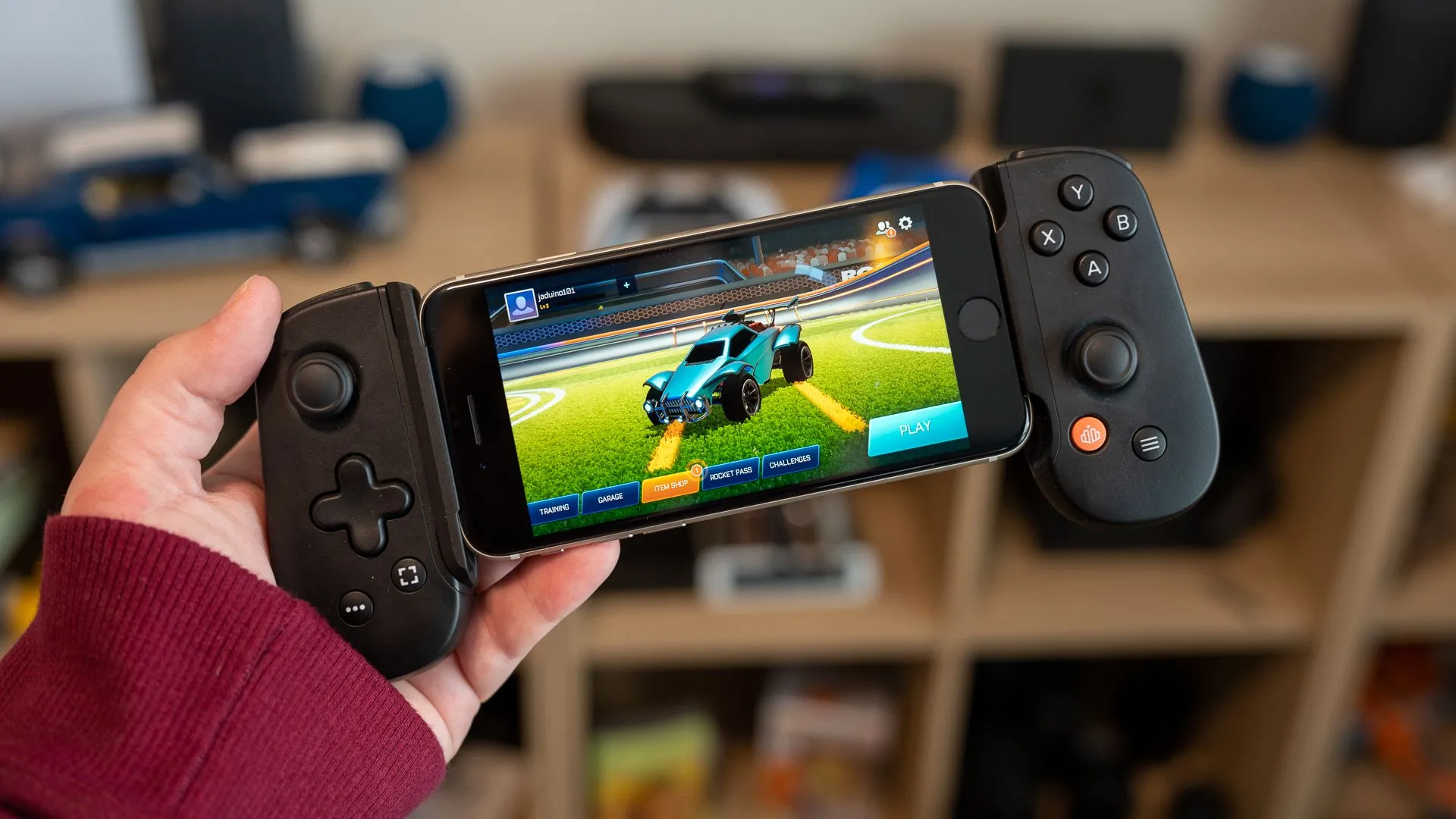 Người chơi game trên điện thoại di động với tay cầm Backbone, thể hiện sự tiện lợi và lối chơi casual.