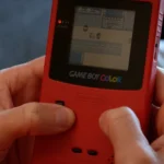 Người chơi trải nghiệm game Pokémon Yellow trên thiết bị Game Boy Color, minh họa cho sự lỗi thời của đồ họa Pokémon cũ.