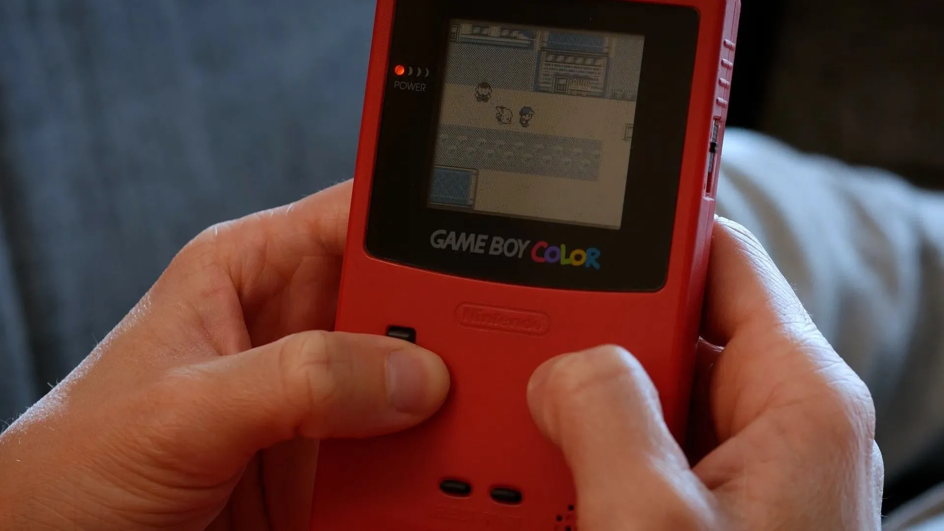 Người chơi trải nghiệm game Pokémon Yellow trên thiết bị Game Boy Color, minh họa cho sự lỗi thời của đồ họa Pokémon cũ.