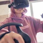 Người chơi trải nghiệm game thực tế ảo trên tai nghe Valve Index.