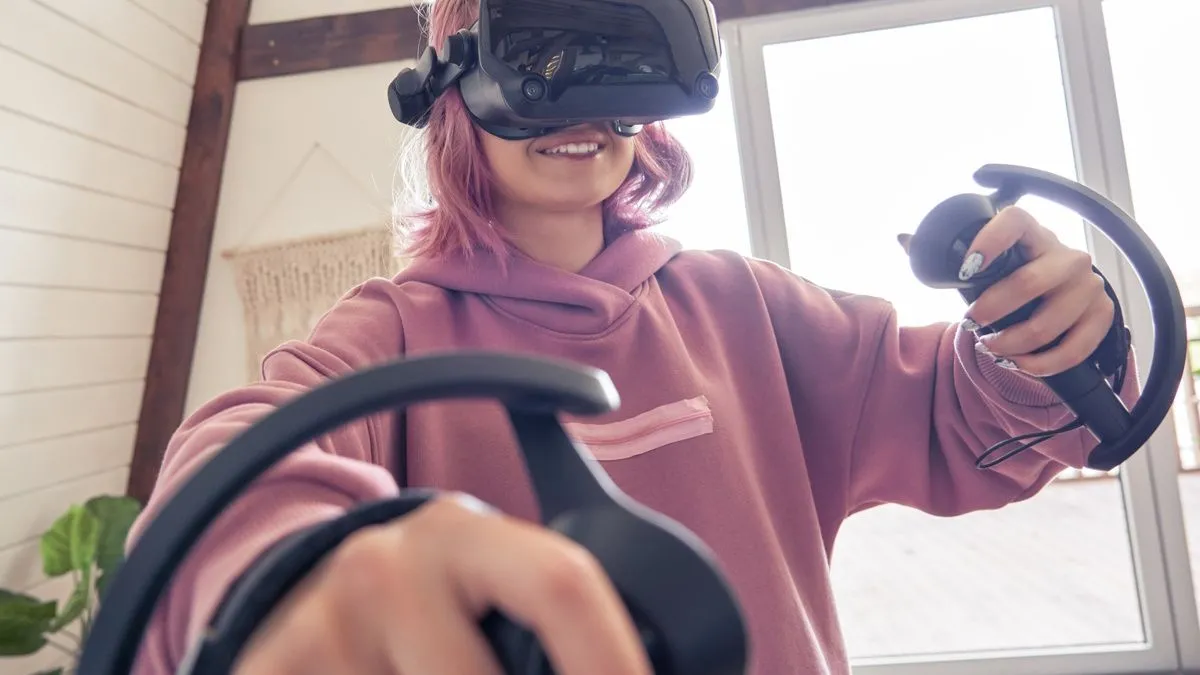 Người chơi trải nghiệm game thực tế ảo trên tai nghe Valve Index.