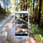 Người chơi tương tác với thế giới ảo trong Pokémon GO, tựa game thực tế tăng cường trên điện thoại