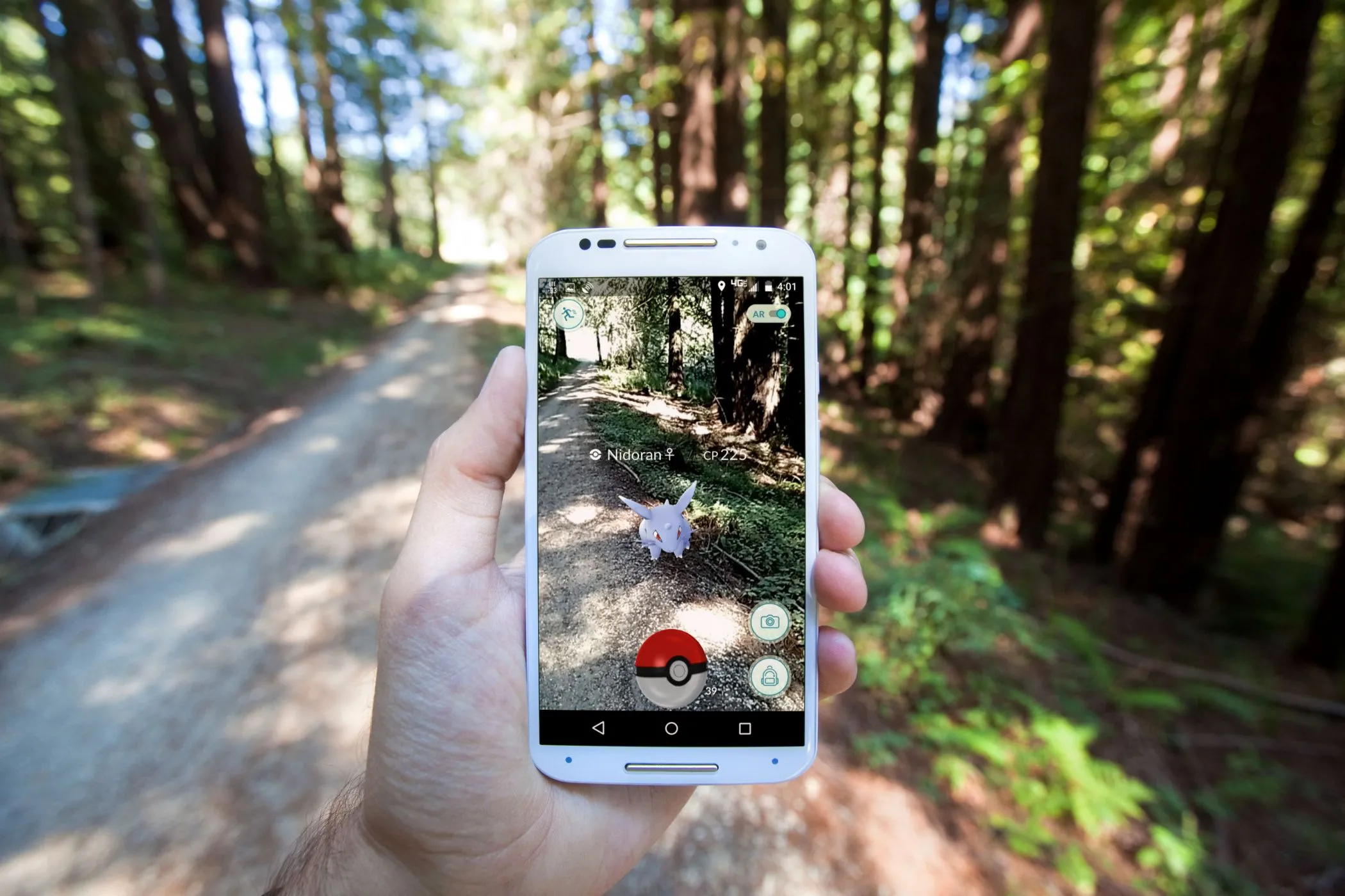 Người chơi tương tác với thế giới ảo trong Pokémon GO, tựa game thực tế tăng cường trên điện thoại