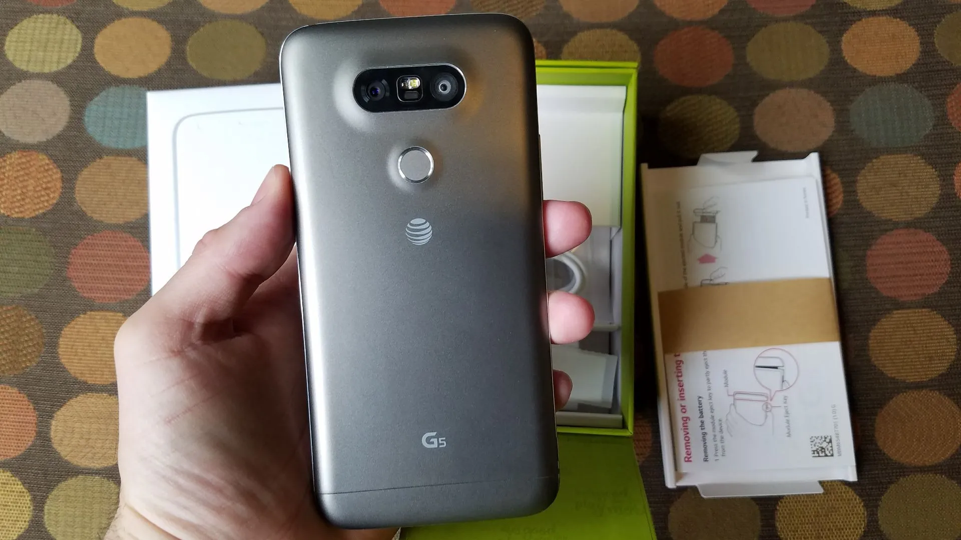 Người dùng cầm điện thoại LG G5, mẫu smartphone mô-đun với nhiều điểm trừ về trải nghiệm