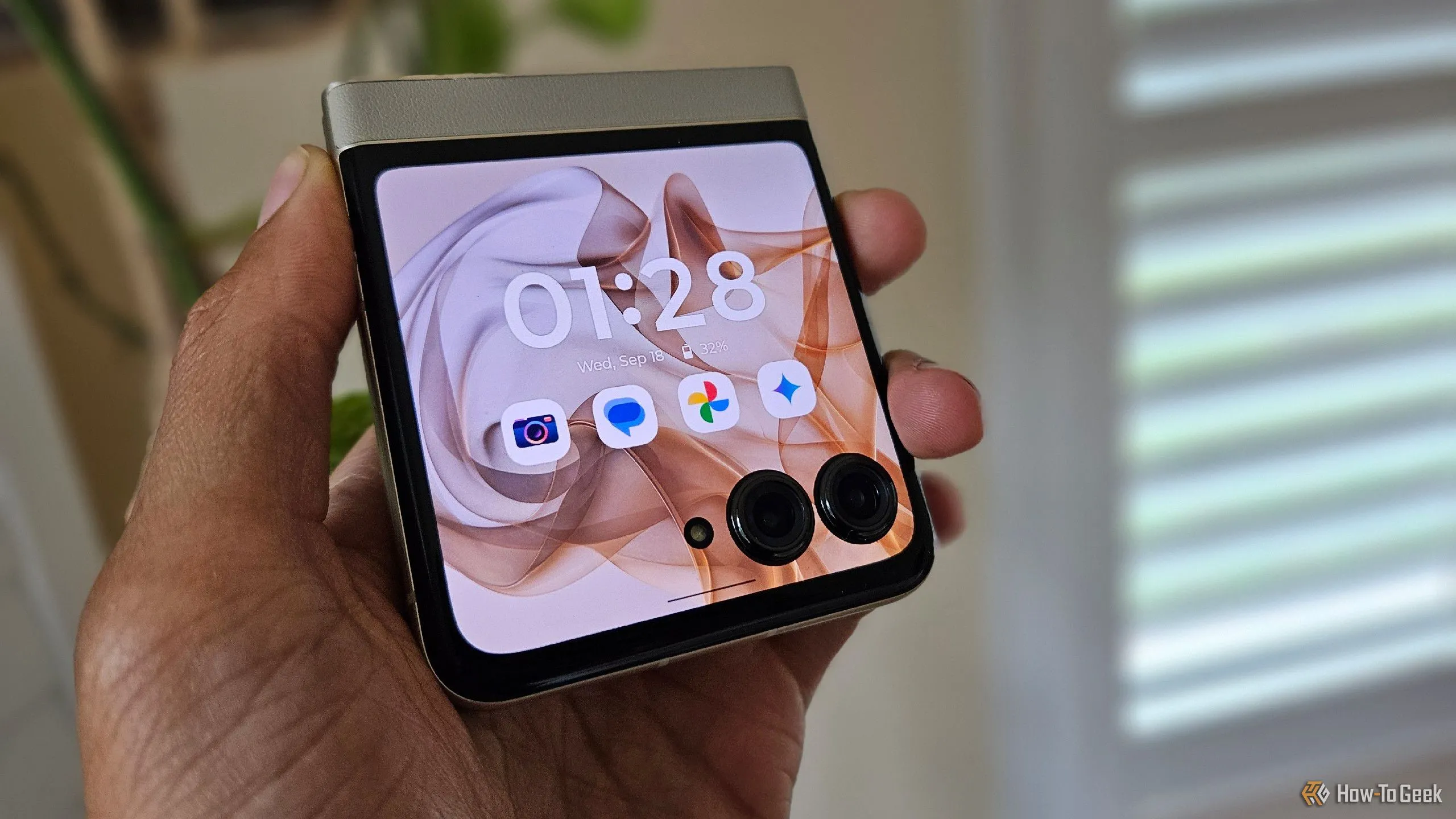 Người dùng cầm điện thoại Moto Razr 2024, cho thấy kích thước nhỏ gọn