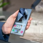 Người dùng đang cầm chiếc Samsung Galaxy S24 Ultra hiển thị màn hình chính.