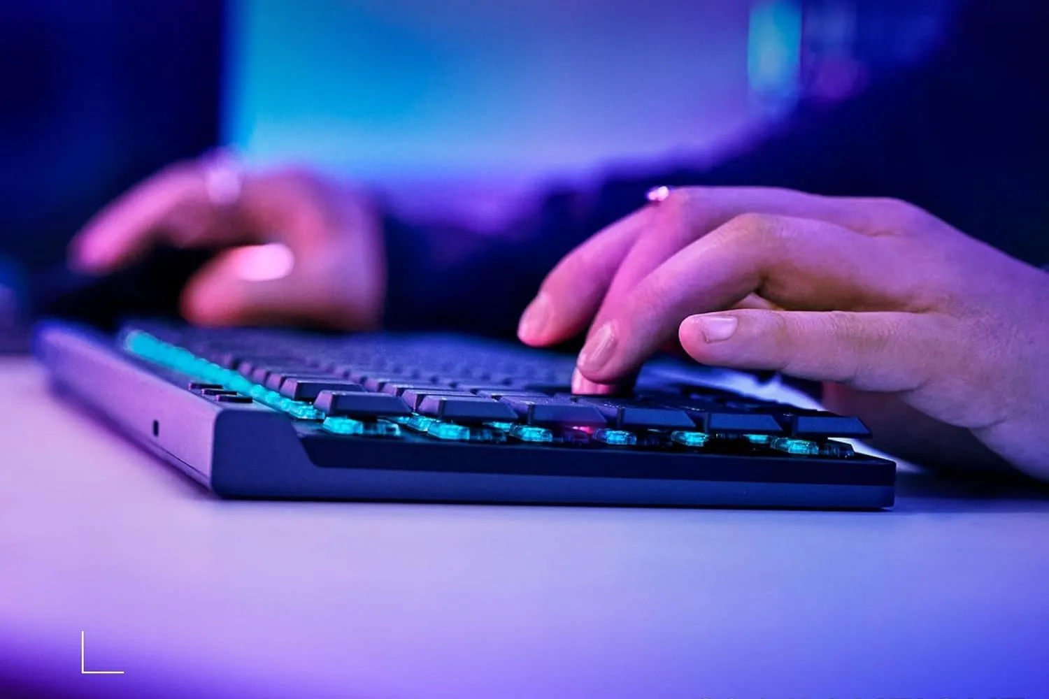 Người dùng đang gõ phím trên bàn phím Logitech G515 Lightspeed TKL