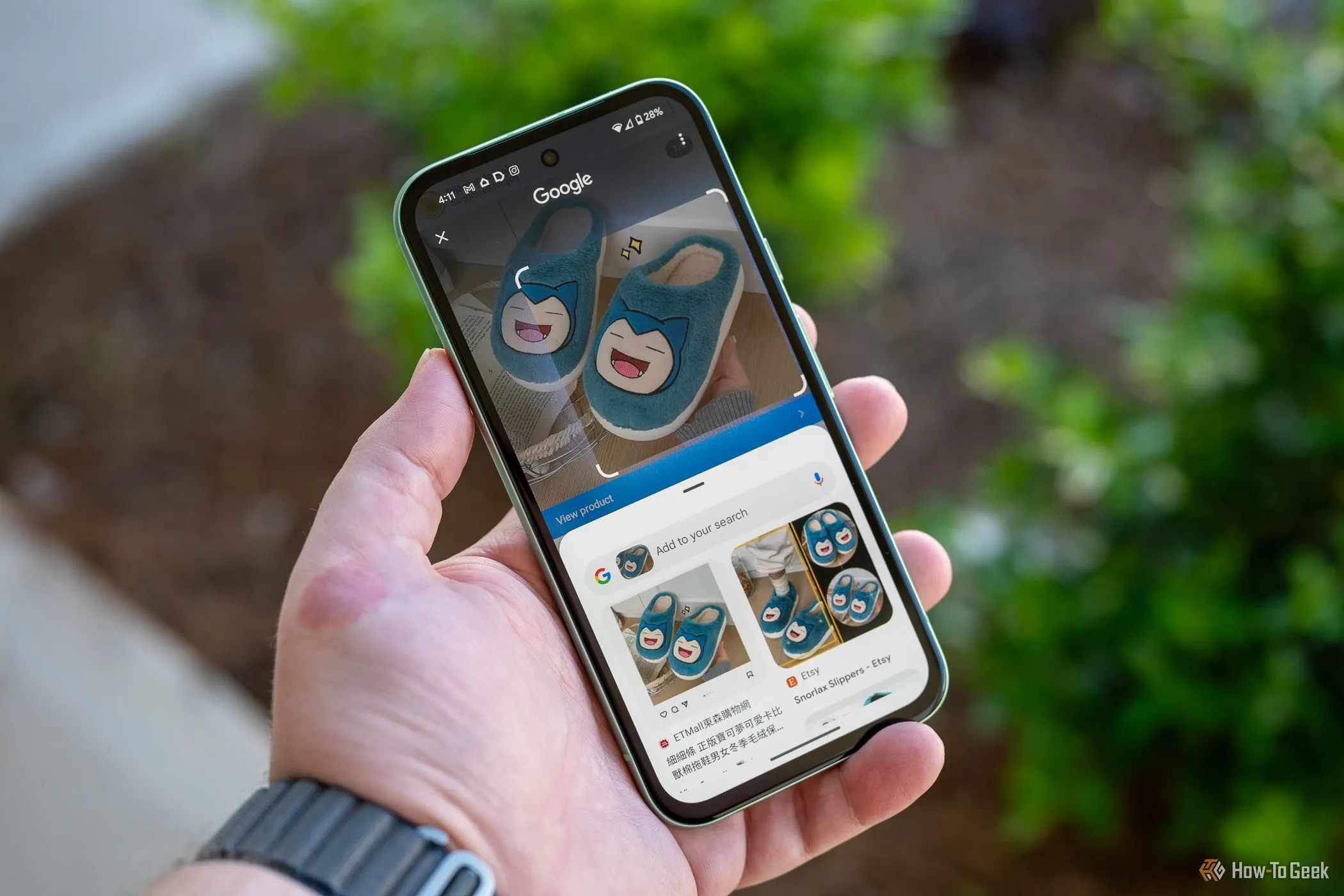 Người dùng đang sử dụng tính năng Circle to Search trên điện thoại Pixel 8a