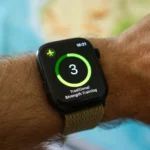 Người dùng đeo Apple Watch Series 8 đang tập luyện thể hình, minh họa việc theo dõi chỉ số bài tập.