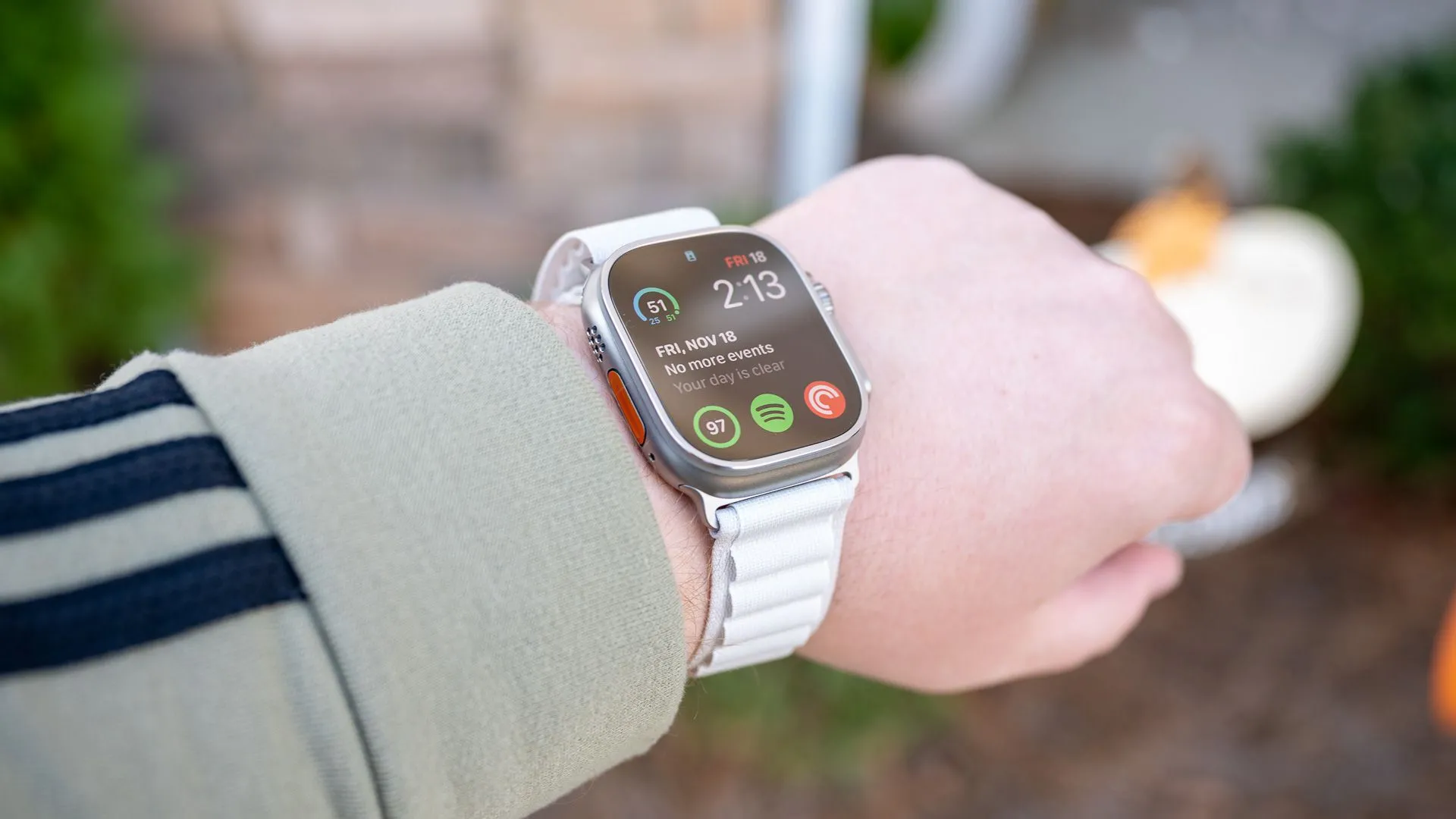 Người dùng đeo Apple Watch Ultra cùng dây đeo Ocean Band, làm nổi bật thiết kế lớn hơn và chuyên biệt.