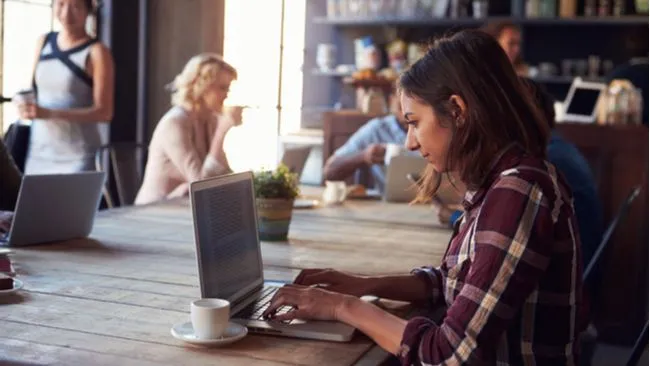 Người dùng laptop tại quán cà phê