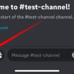 Người dùng nhấn vào biểu tượng dấu cộng (+) ở góc dưới bên trái màn hình Discord trên điện thoại.