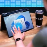 Người dùng thao tác trên màn hình cảm ứng của laptop chạy Windows 11