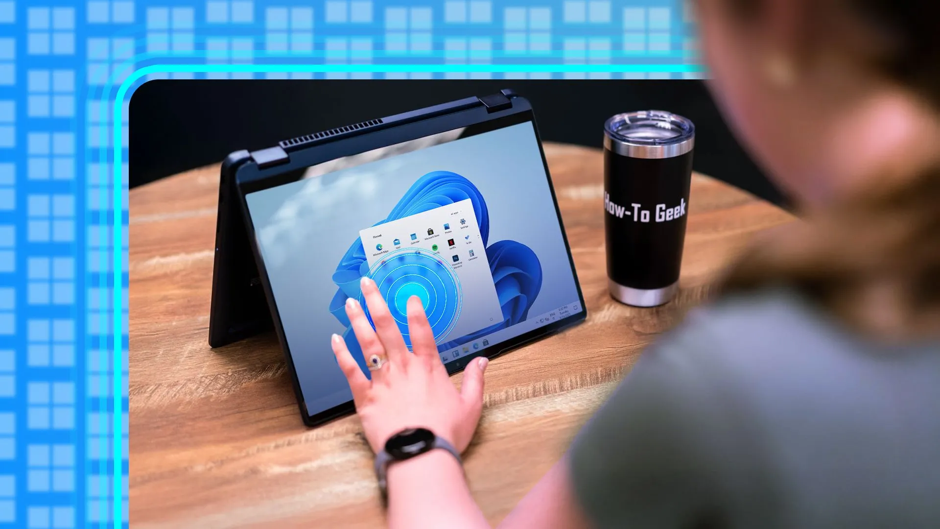 Người dùng thao tác trên màn hình cảm ứng của laptop chạy Windows 11