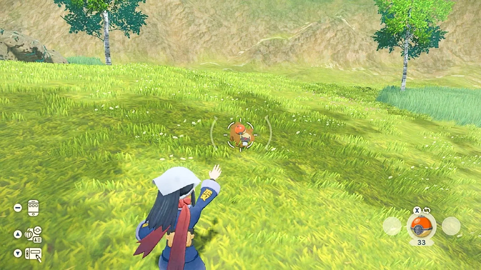 Người huấn luyện Pokémon ném Pokéball vào quái vật