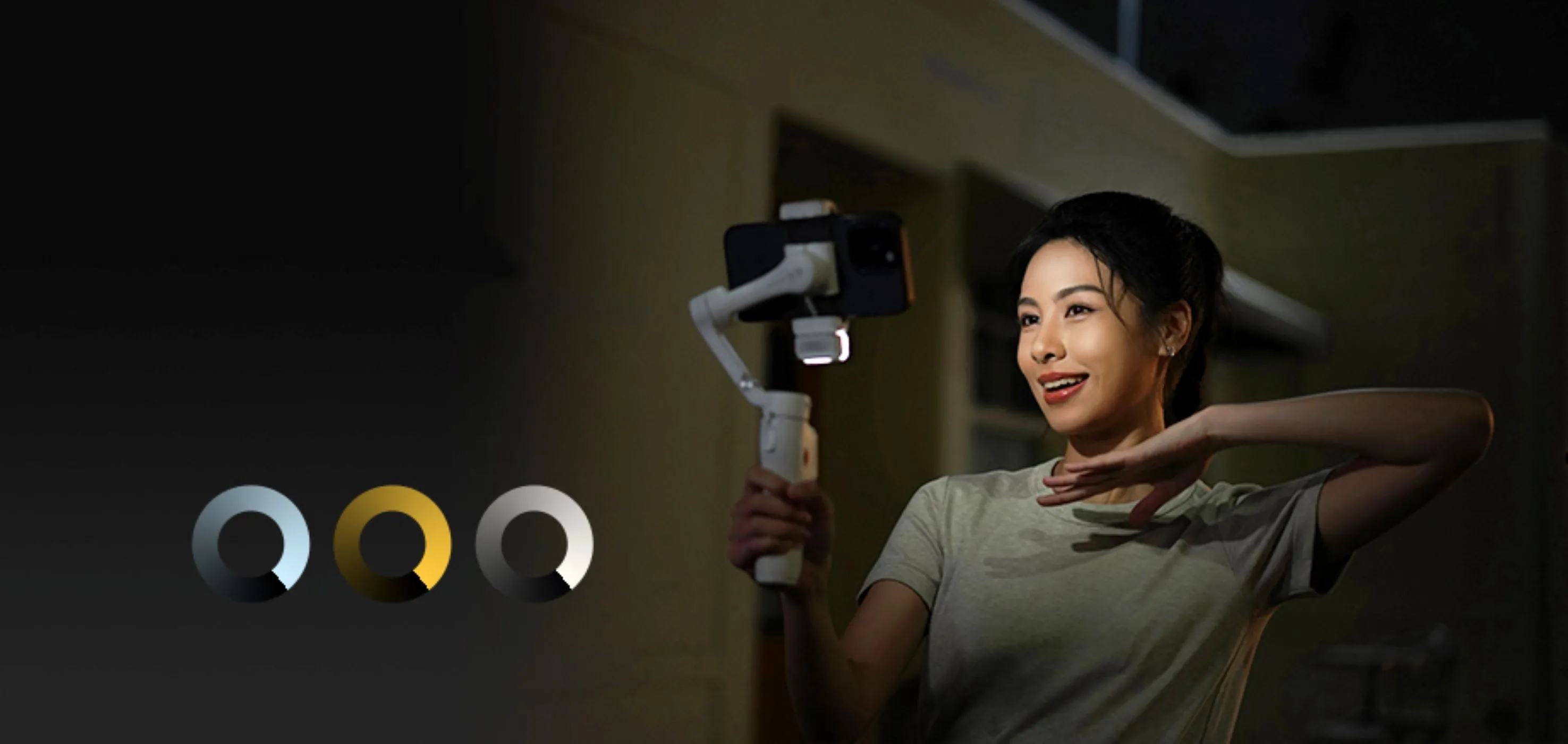 Người livestream tự quay mình bằng đèn fill light ba màu