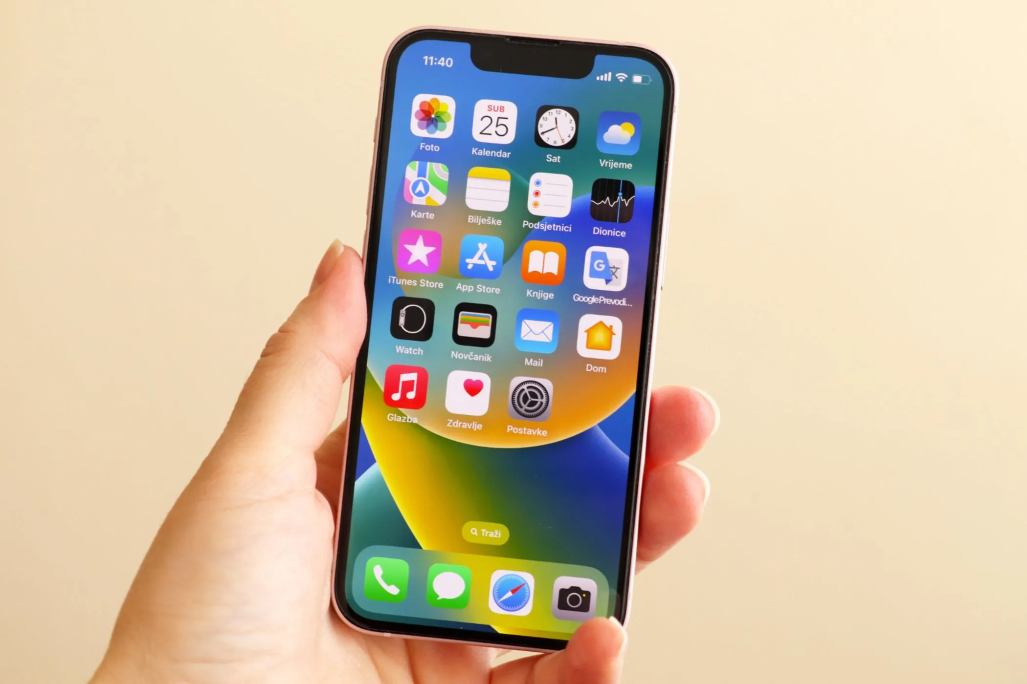 Người phụ nữ cầm iPhone 13 Mini trong lòng bàn tay, minh họa cho kích thước nhỏ gọn nhưng thời lượng pin hạn hạn chế.