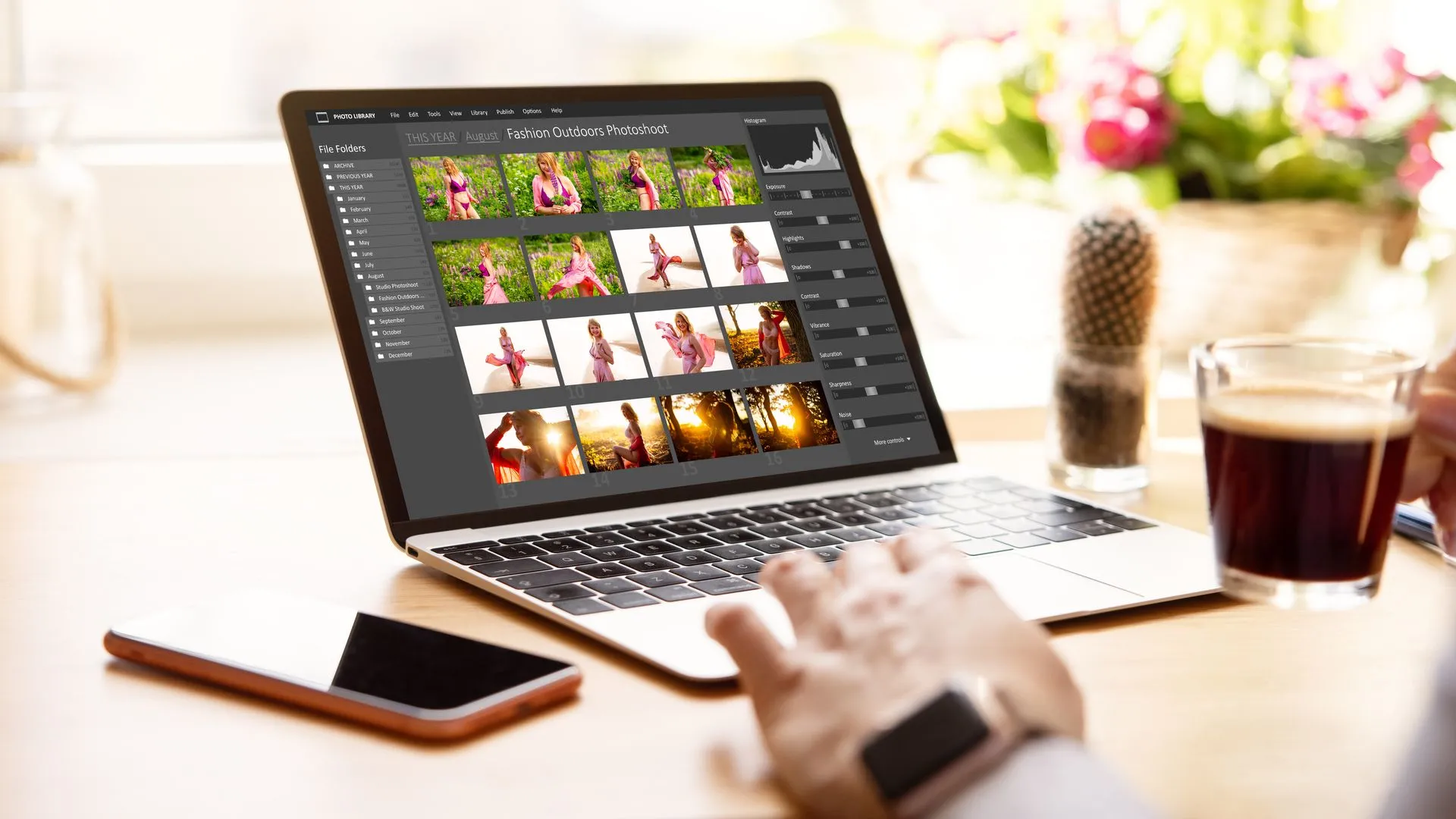 Người phụ nữ chỉnh sửa ảnh kỹ thuật số trên laptop, minh họa cho hiệu quả cao hơn khi chỉnh sửa trên màn hình lớn.