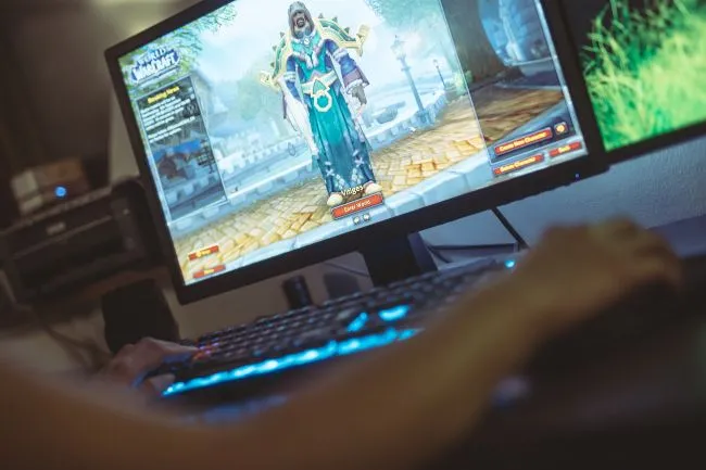 Người phụ nữ chơi World of Warcraft, một thế giới ảo giúp nghiên cứu hành vi xã hội.