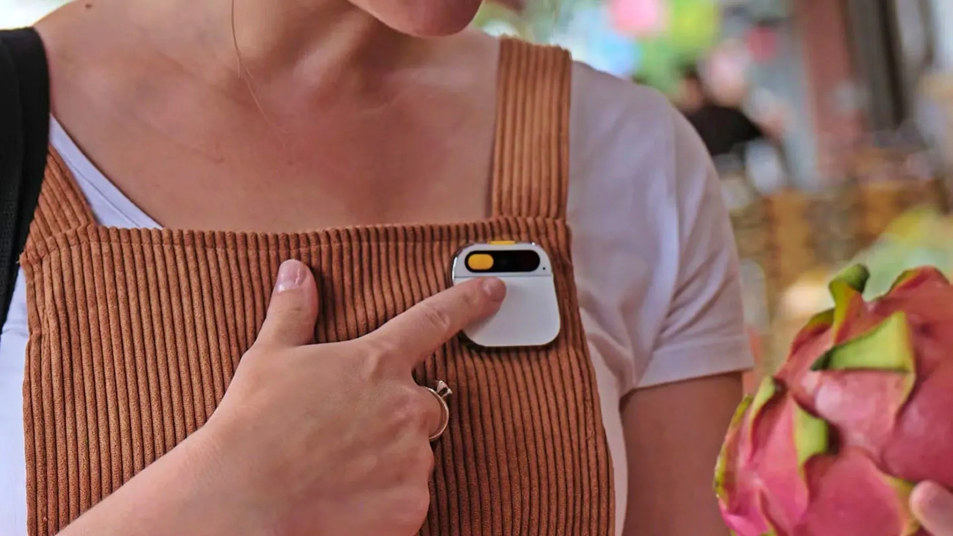 Người phụ nữ đeo thiết bị Humane AI Pin trên áo