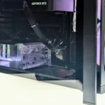 Nguồn máy tính Corsair HX1000i SHIFT prototype trong suốt được gắn bên trong một thùng máy PC, khoe rõ các linh kiện bên trong.