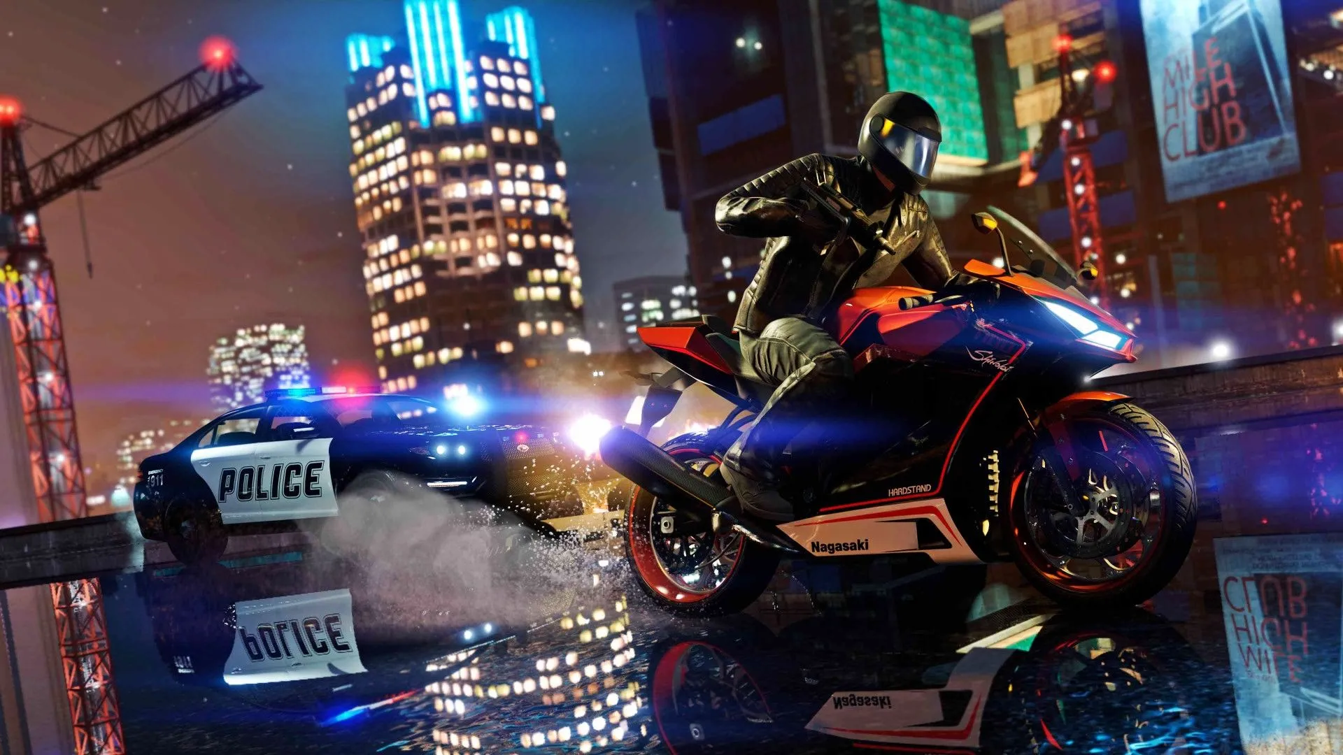 Nhân vật GTA V cưỡi mô tô bị cảnh sát truy đuổi vào ban đêm