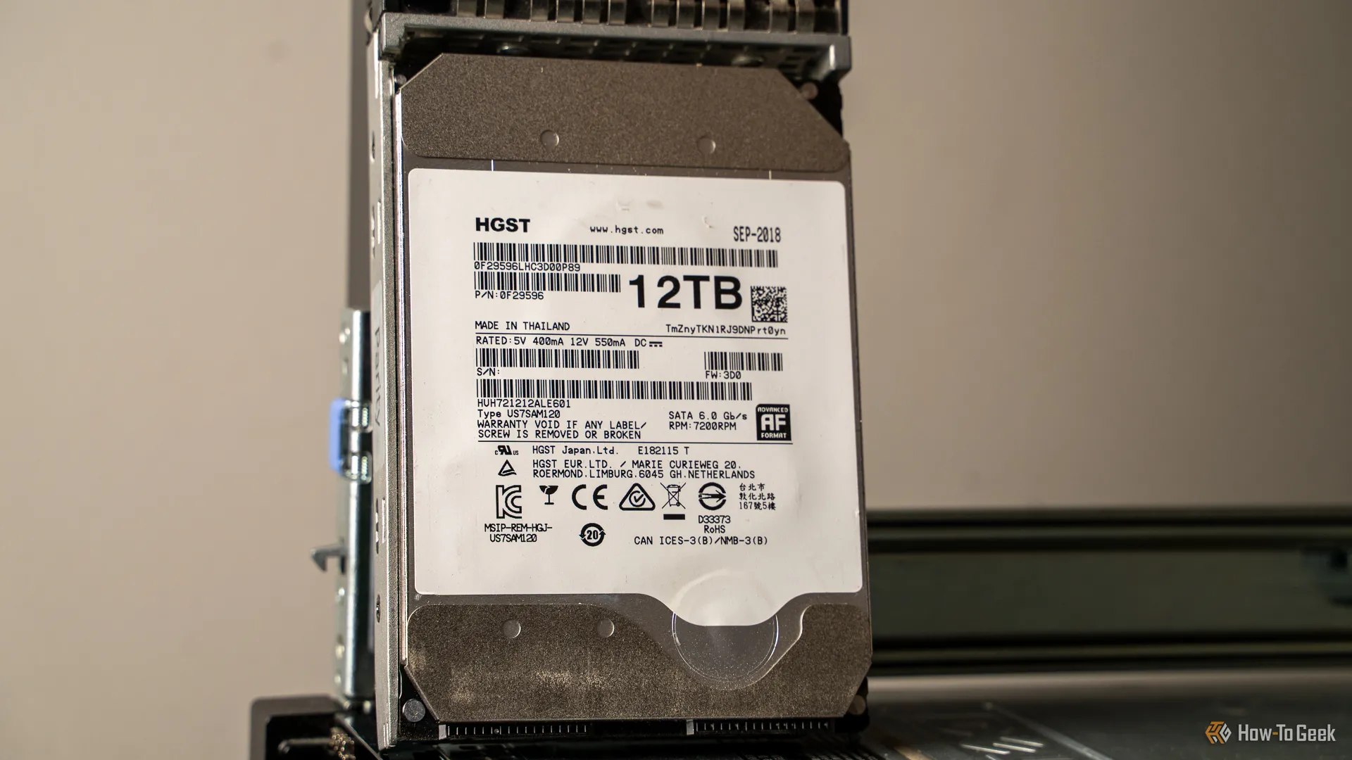 Ổ cứng HDD HGST 12TB chuẩn Helium, thể hiện dung lượng lưu trữ lớn cần thiết cho một Plex server để chứa các bộ phim 4K chất lượng cao.