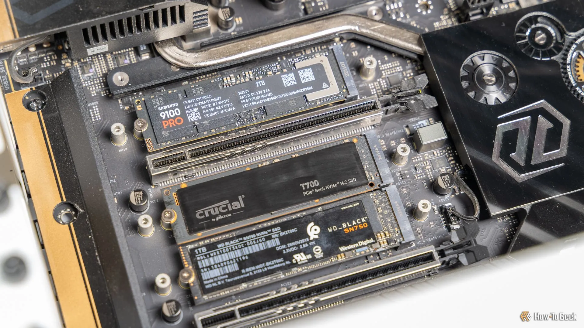 Ổ cứng Samsung 9100 PRO NVMe SSD được lắp trên bo mạch chủ
