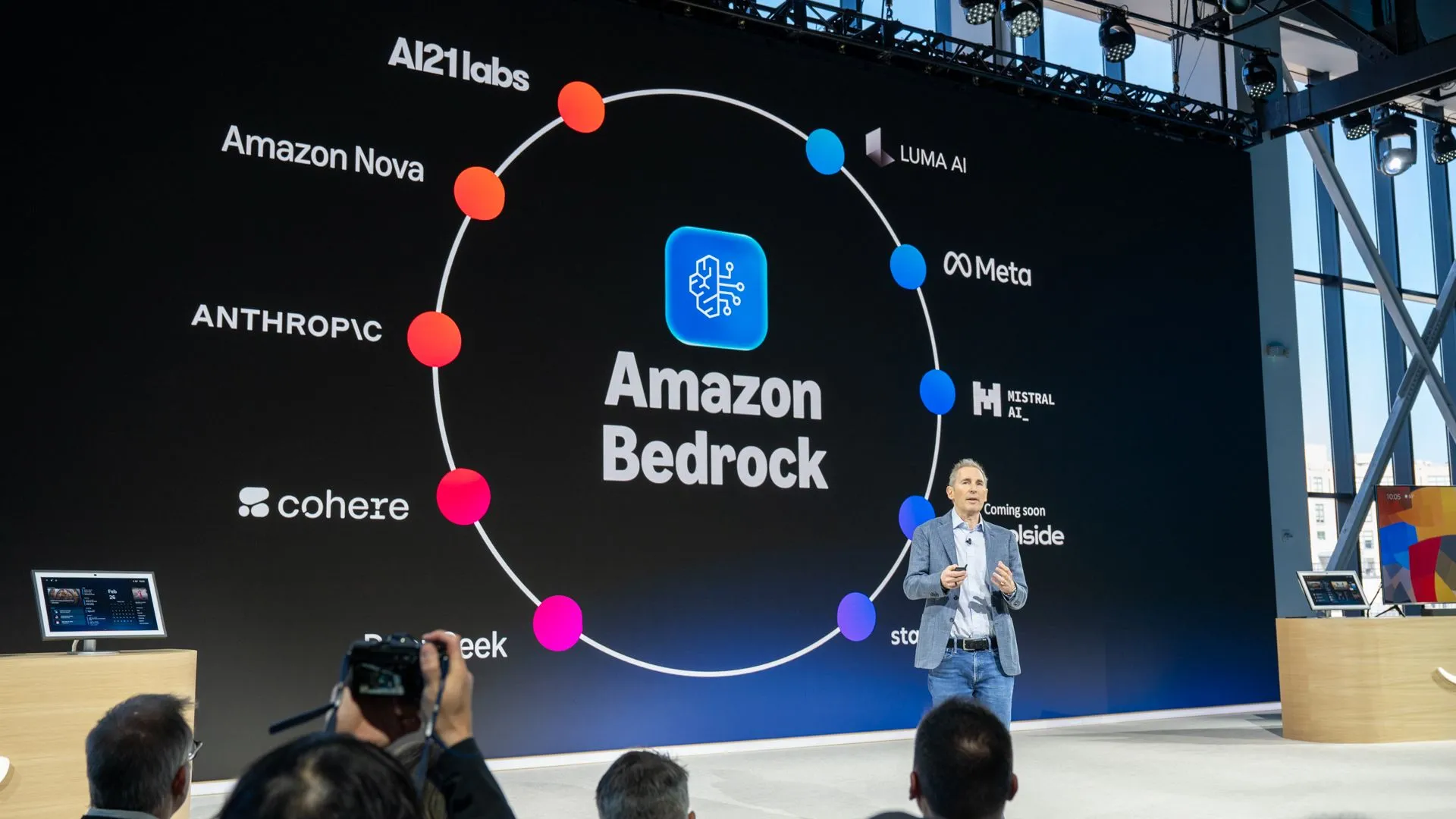 Ông Andy Jassy, CEO Amazon, giới thiệu Alexa+ tại sự kiện, nhấn mạnh vai trò của Amazon Bedrock trong việc vận hành AI
