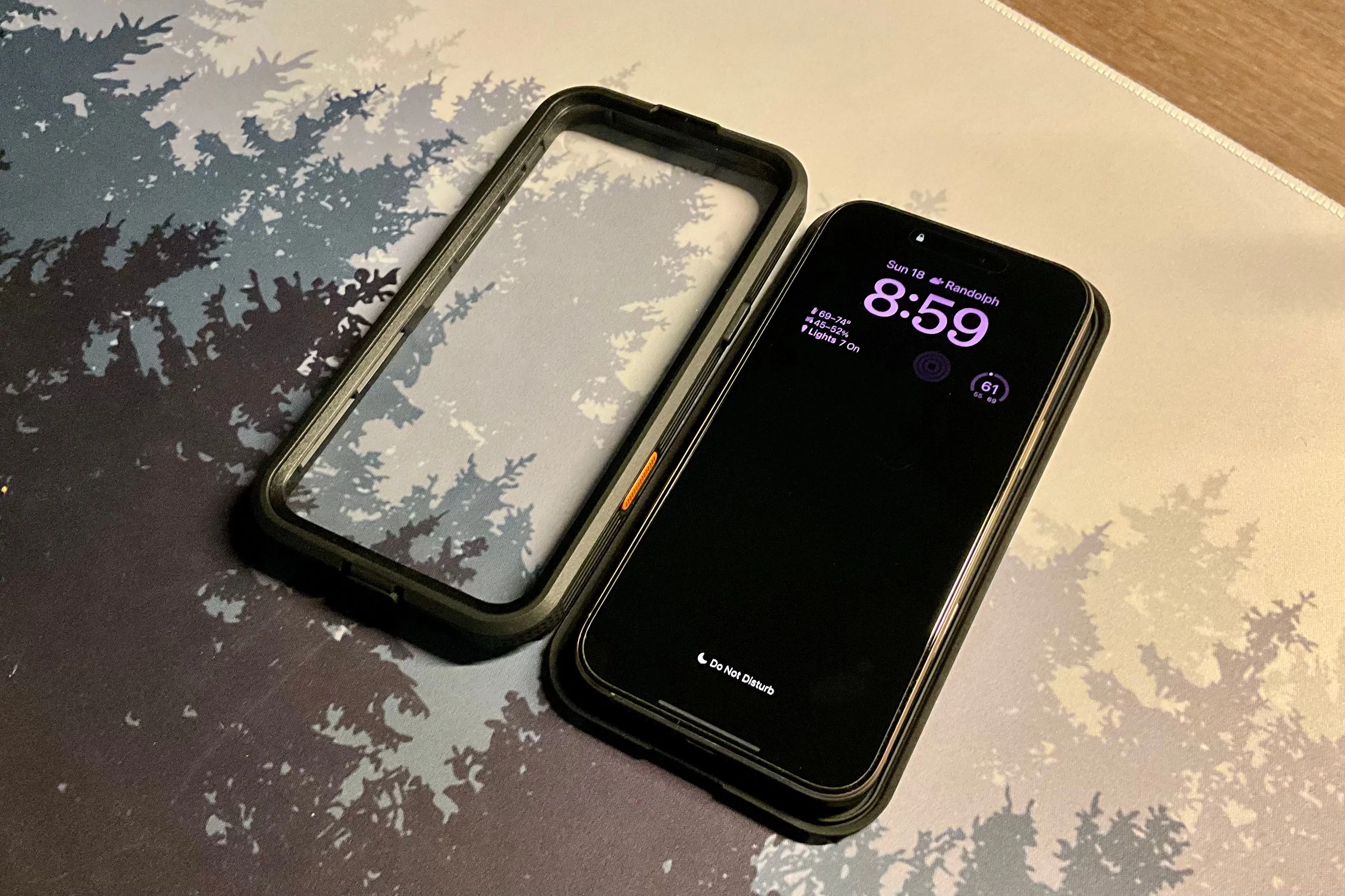 Ốp lưng tích hợp miếng dán màn hình bảo vệ toàn diện iPhone từ mặt trước và mặt sau.