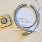 Oura Ring 4 bao gồm nhẫn, đế sạc, và cáp sạc trong hộp