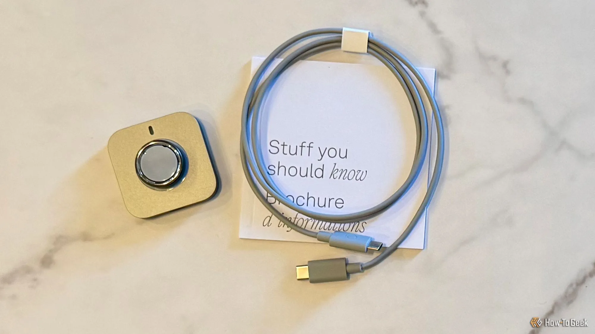 Oura Ring 4 bao gồm nhẫn, đế sạc, và cáp sạc trong hộp