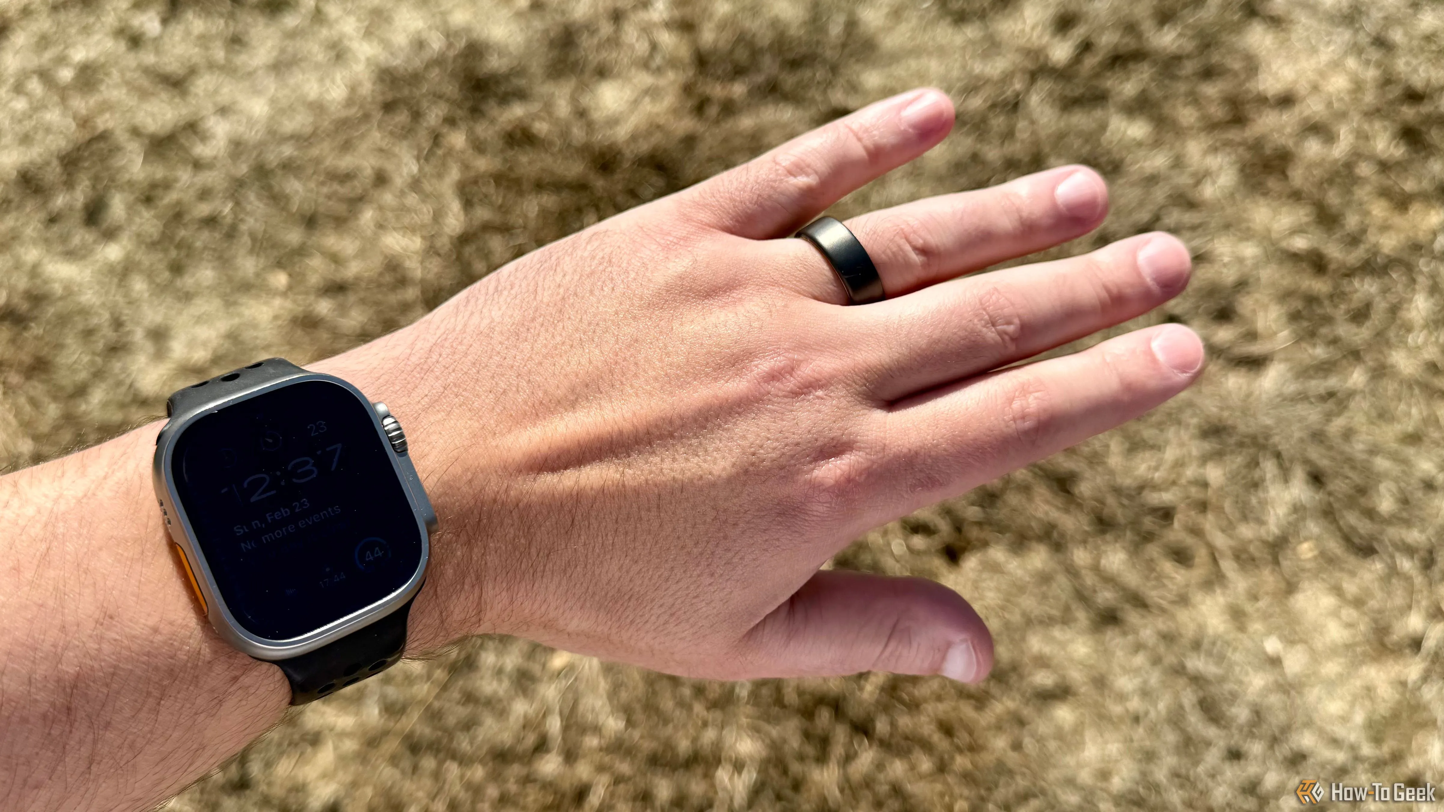 Oura Ring 4 được đeo trên ngón tay đeo nhẫn bên trái