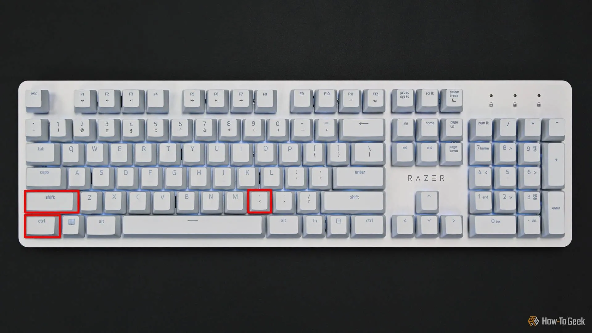 Phím Ctrl, Shift và dấu phẩy được đánh dấu trên bàn phím, phím tắt mở cài đặt ứng dụng KDE.