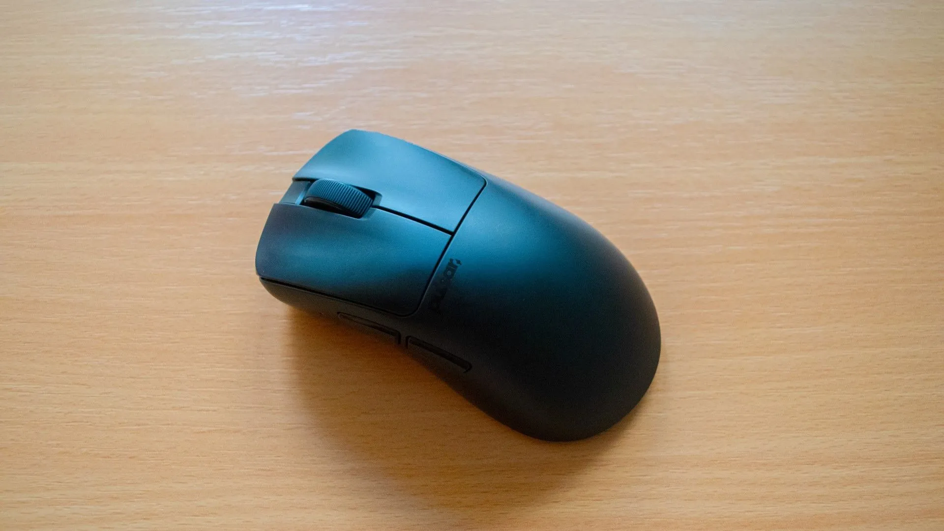 Pulsar Xlite V3 – một trong những chuột gaming không dây ultralight tốt nhất, đặt trên bàn làm việc