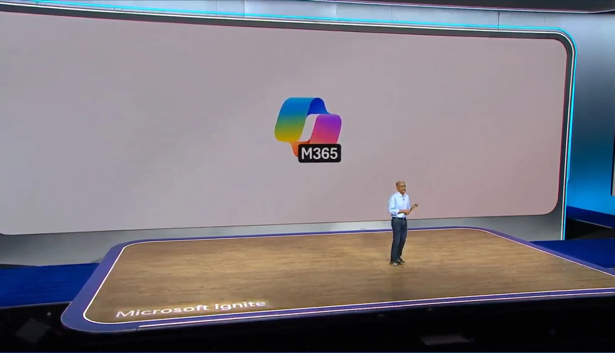 Rajesh Jha giới thiệu biểu tượng Copilot mới của Microsoft 365 tại Ignite 2024, nhấn mạnh chi phí tăng cho AI.