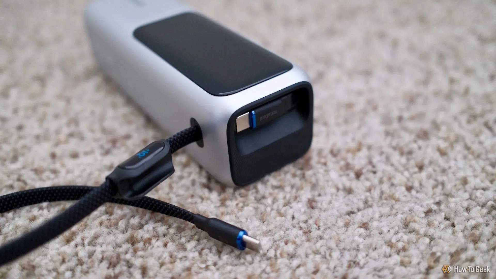 Sạc dự phòng Anker 25K hiển thị hai cáp USB-C tích hợp, một cáp rút gọn và một cáp làm quai xách