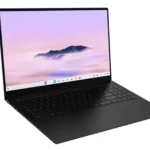 Samsung Galaxy Chromebook Plus với màn hình OLED 15.6 inch và bàn phím có đèn nền màu xanh Neptune Blue