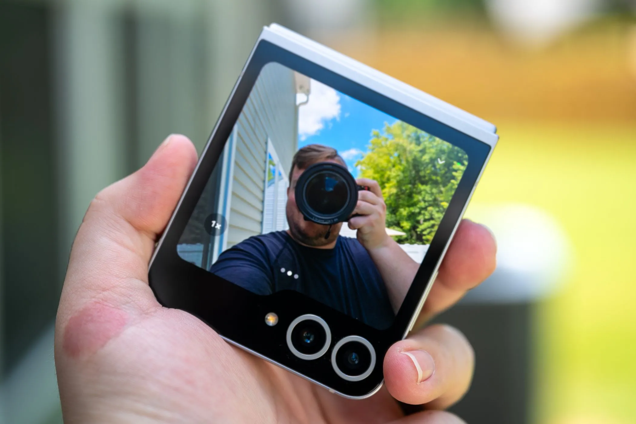 Samsung Galaxy Z Flip 6 gập lại khi sử dụng tính năng camera FlexCam