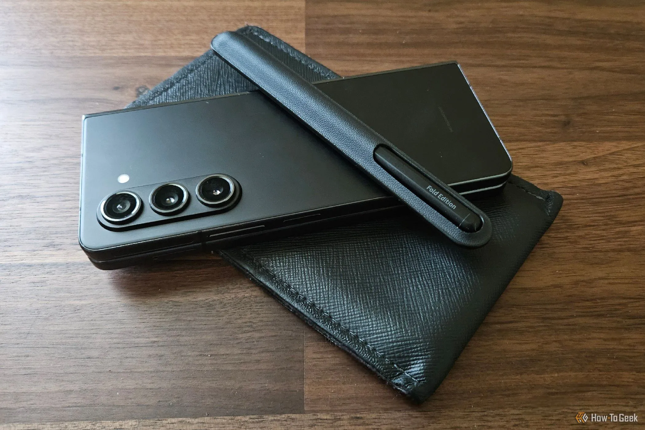 Samsung Galaxy Z Fold 5 cùng bút S Pen và bao đựng bảo vệ