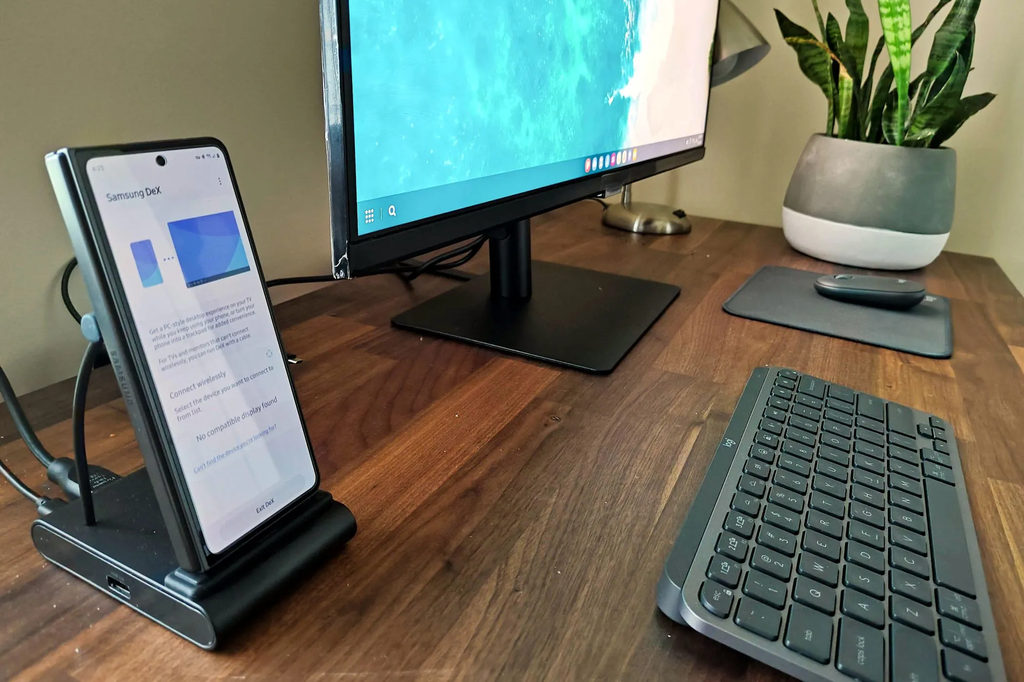 Samsung Galaxy Z Fold 5 kết nối với dock DeX để làm việc như máy tính