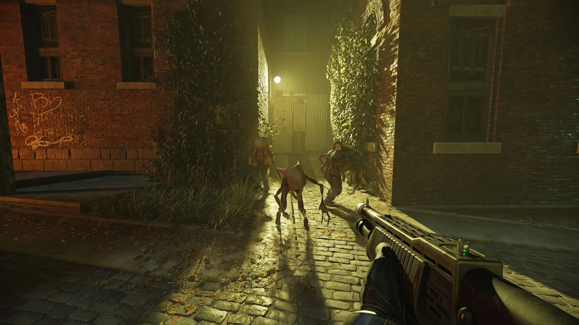 So sánh đồ họa game Half-Life 2 trước và sau khi áp dụng RTX Remix, cho thấy sự khác biệt rõ rệt về chi tiết và ánh sáng