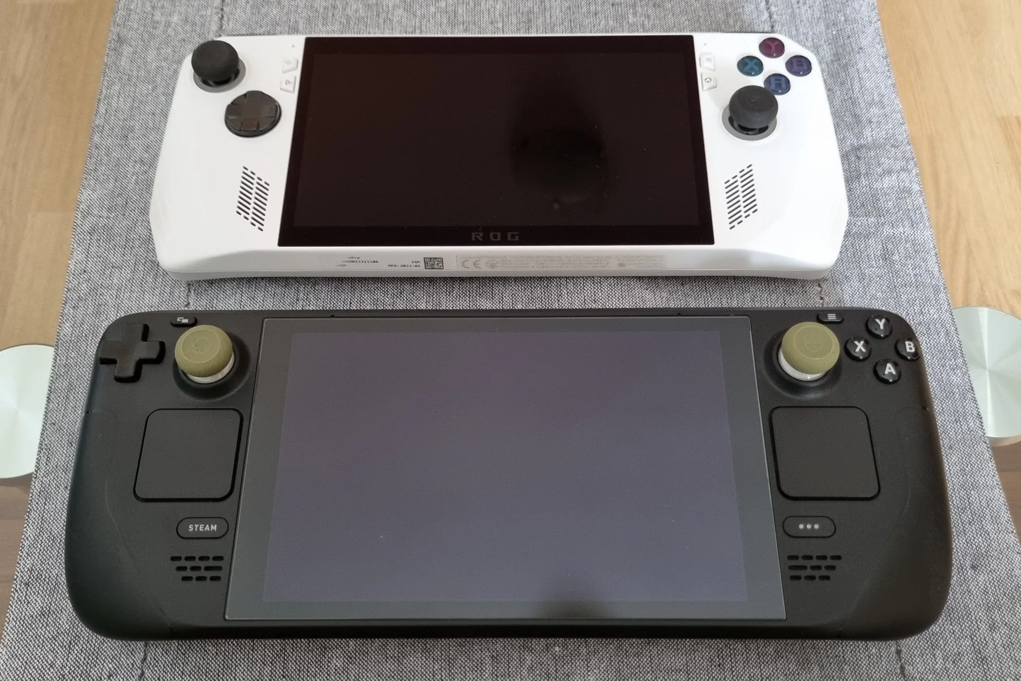 So sánh thiết kế của máy Steam Deck và ROG Ally, hai mẫu console cầm tay mạnh mẽ.