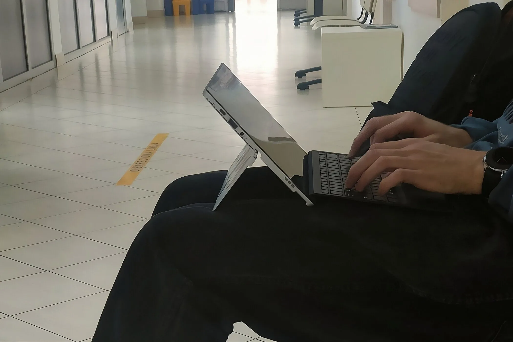So sánh tư thế gõ phím trên laptop 2-in-1 với việc dùng bàn phím rời trên đùi.