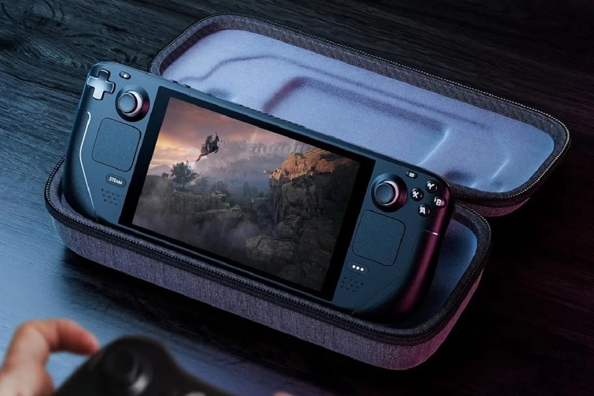 Steam Deck bên trong túi chống sốc JSAUX Carrying Case, hiển thị game Elden Ring trên màn hình.